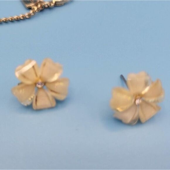 🔥The Limited pale pink flower 🌸 cluster necklace matching earrings 😍 - Picture 9 of 14